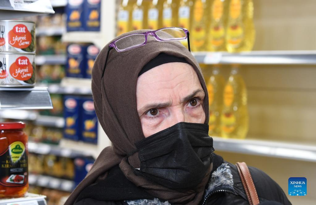 Turks queuing up to buy sunflower oil amid stockpiling