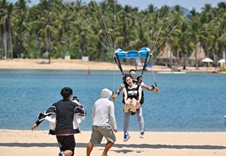 Low-altitude tourism activities become trendy among tourists in China