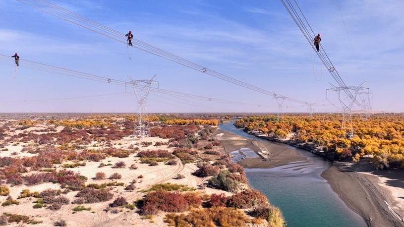 China completes "power expressway loop" around southern Xinjiang desert