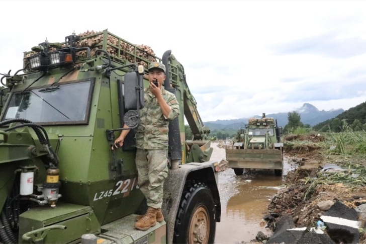 Chinese troops join disaster relief efforts in China