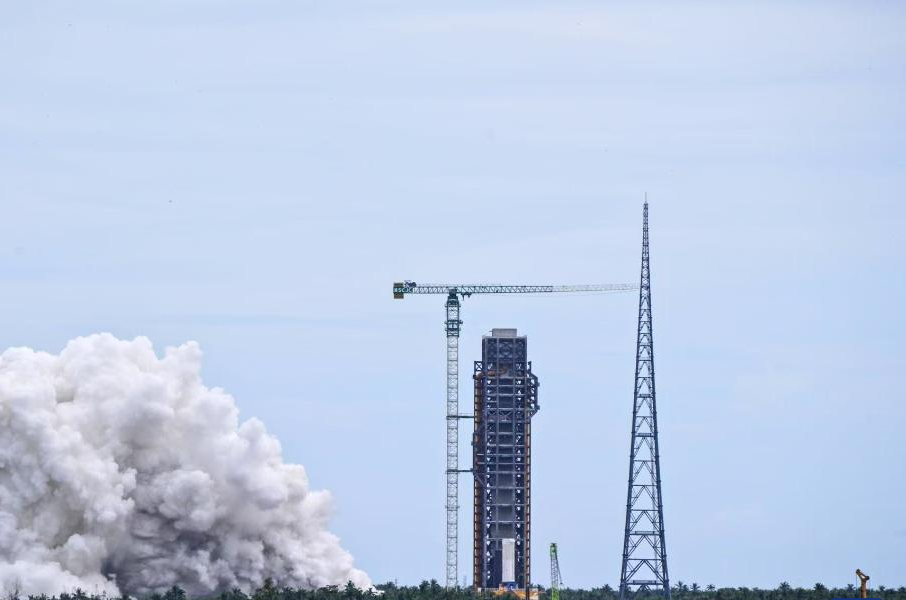 China's Long March-10 carrier rocket succeeds in first static fire test