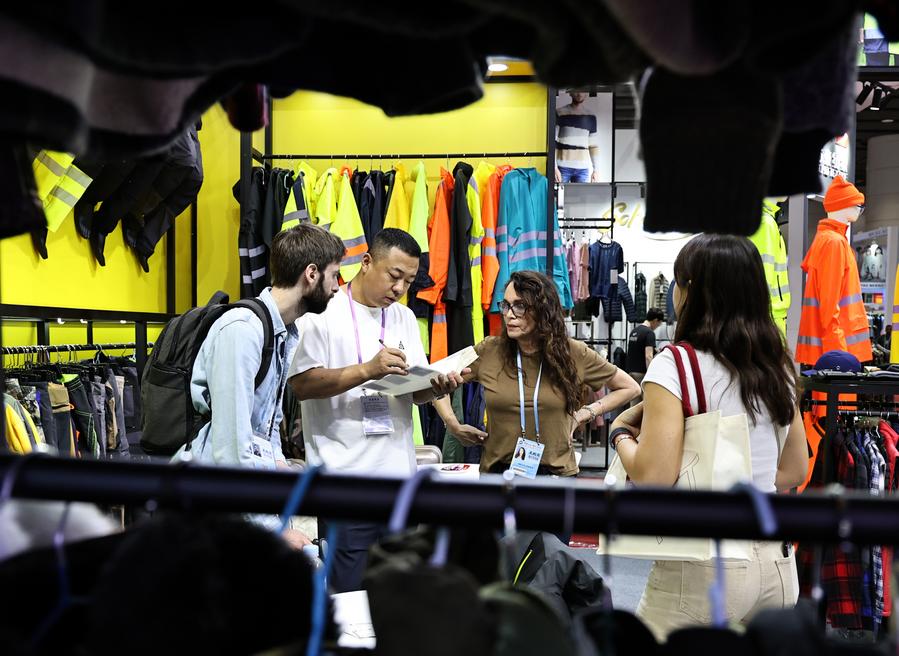 Canton Fair sees intensive arrival of import exhibits