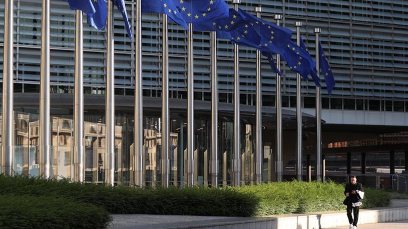 EU expects economy to expand moderately