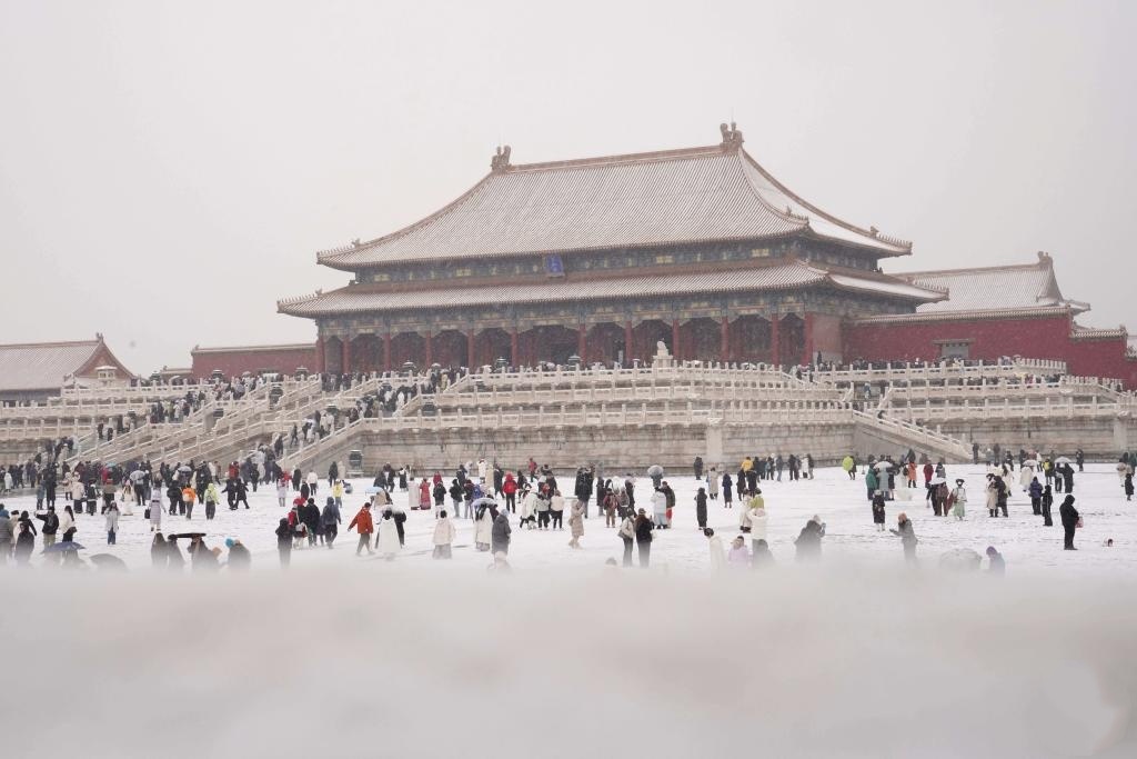 Beijing witnesses first snowfall this winter