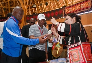 Diplomatic envoys visit S China