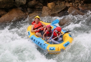 People enjoy summer leisure time across China