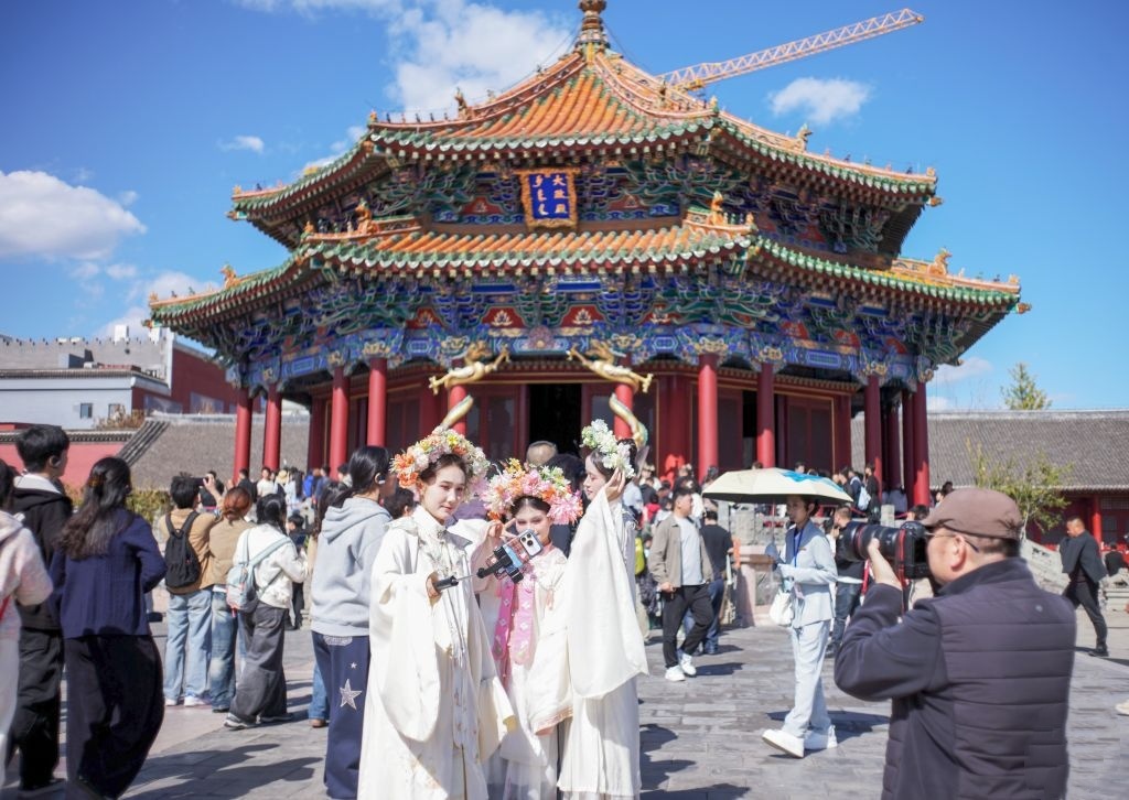 People across China enjoy their National Day holiday